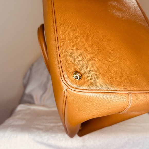 Prada Saffiano Camel with clip closure - Picture 4 of 10